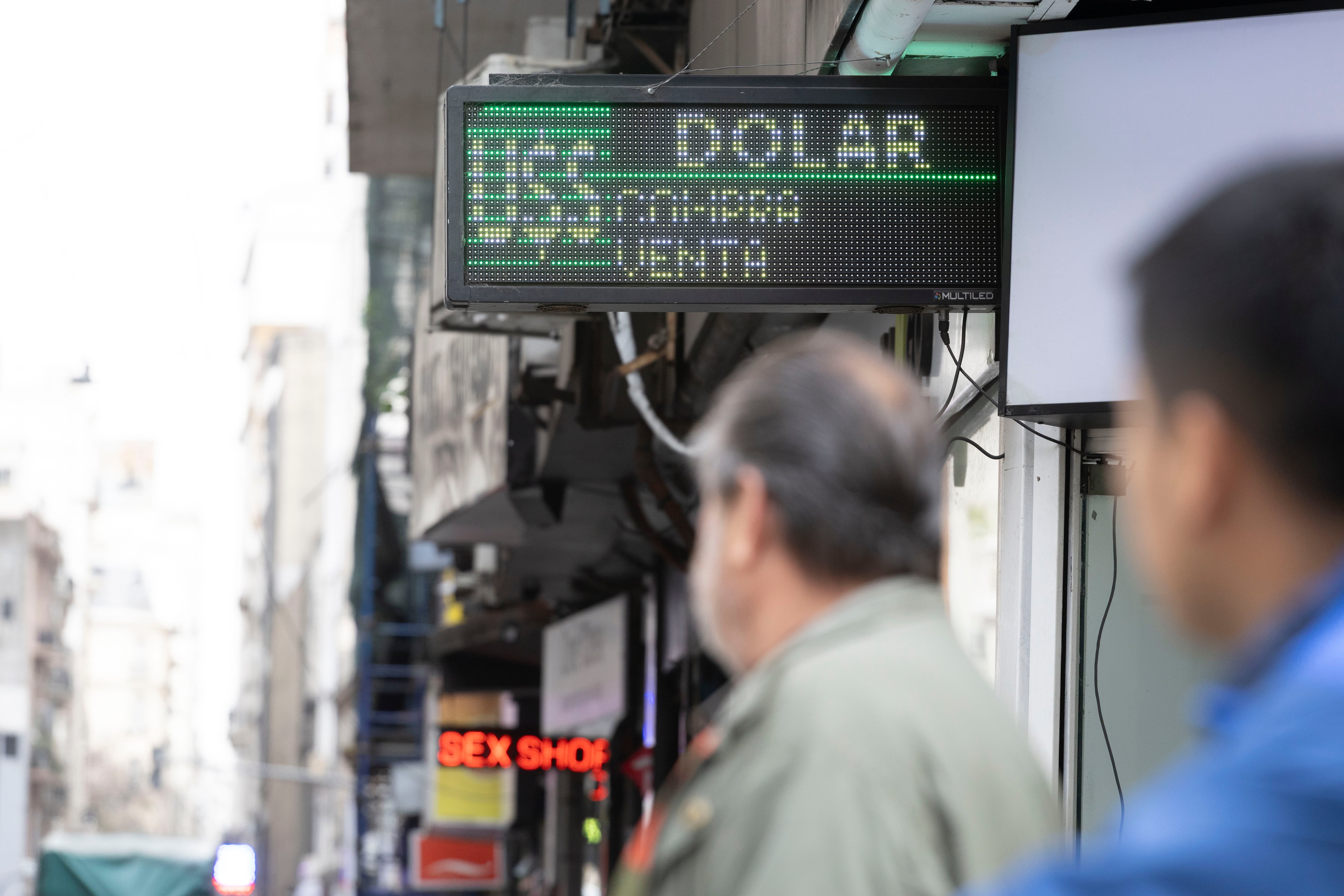 El dólar se acerca a los 1500 pesos.