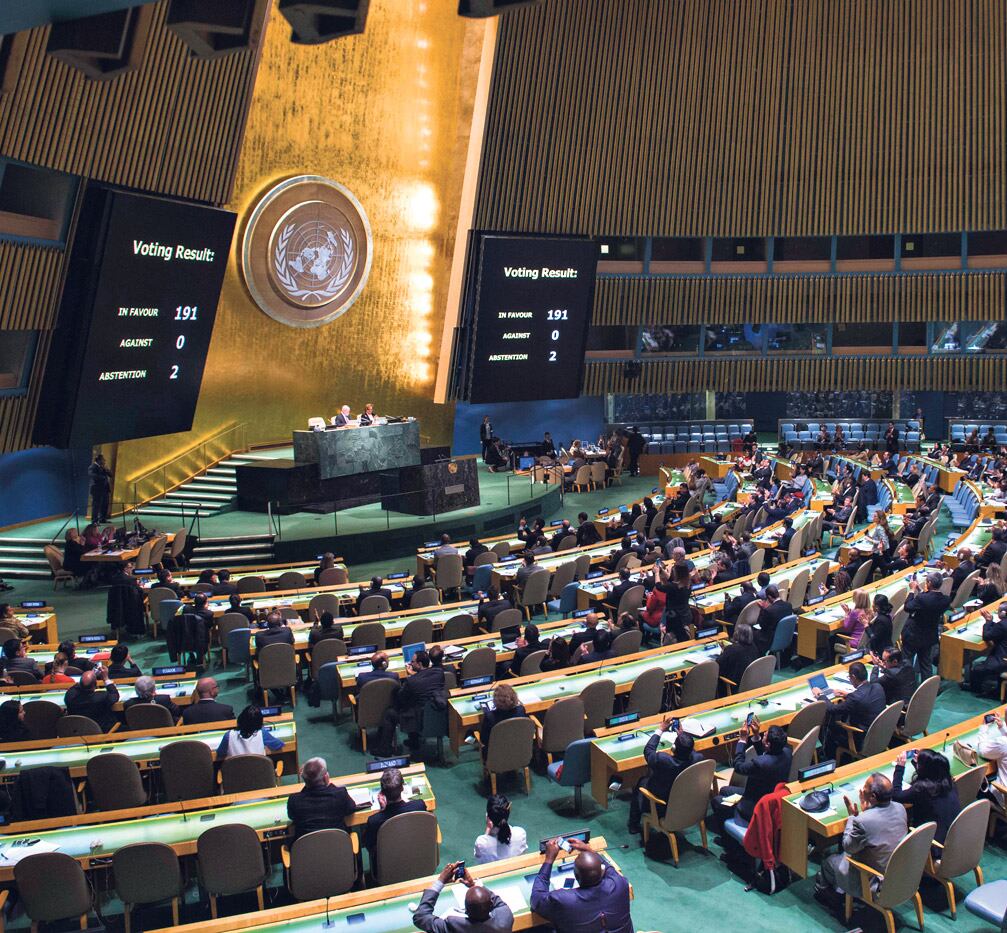 Los tableros del recinto de la ONU muestran el histórico resultado: 191 votos a favor, 0 en contra y 2 abstenciones.