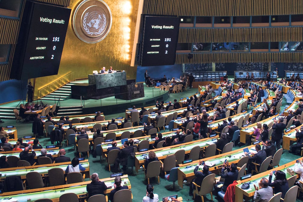Los tableros del recinto de la ONU muestran el histórico resultado: 191 votos a favor, 0 en contra y 2 abstenciones.