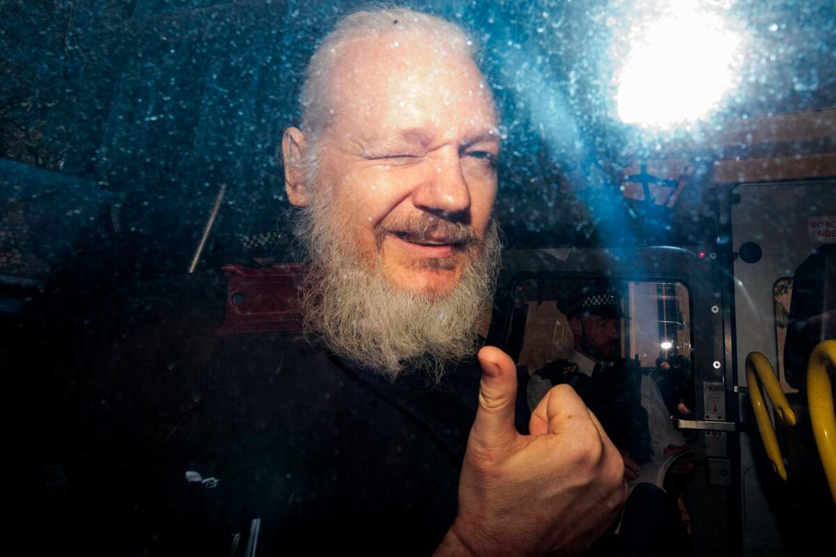 Julian Assange saluda el dia de su detención en abril de 2019. Foto 2: Fidel Narvaez
