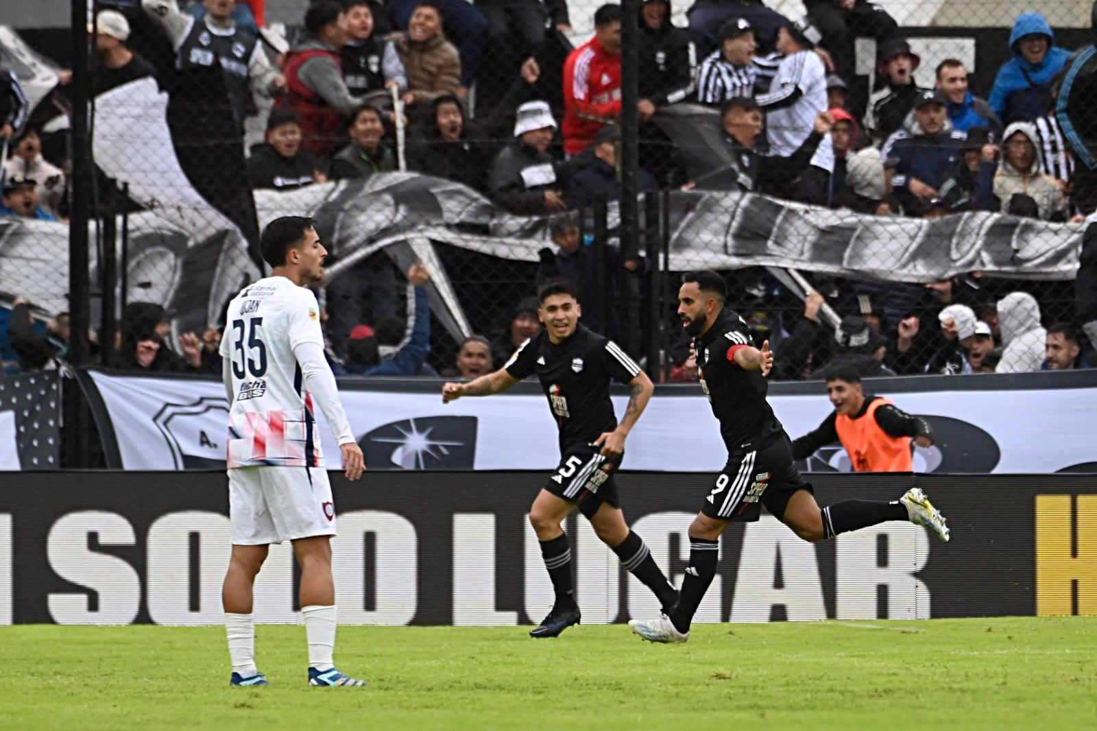Los jugadores de Riestra festejan el gol 