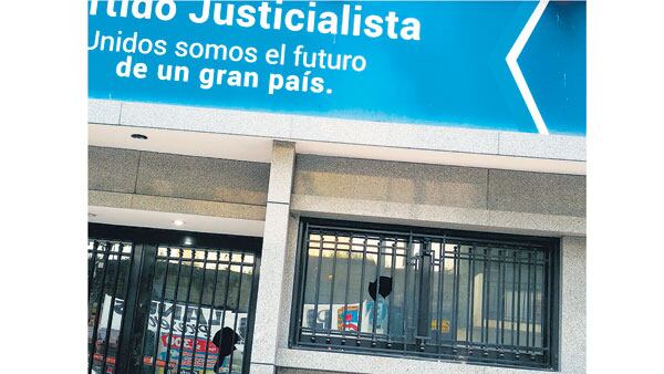 El edificio de la calle Matheu 130 apareció con varios ventanales rotos el viernes por la noche.