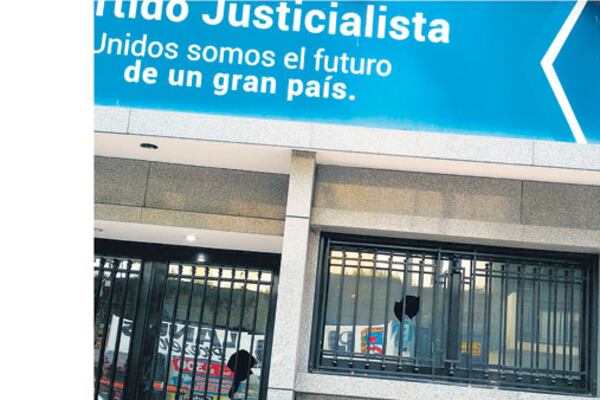 El edificio de la calle Matheu 130 apareció con varios ventanales rotos el viernes por la noche.