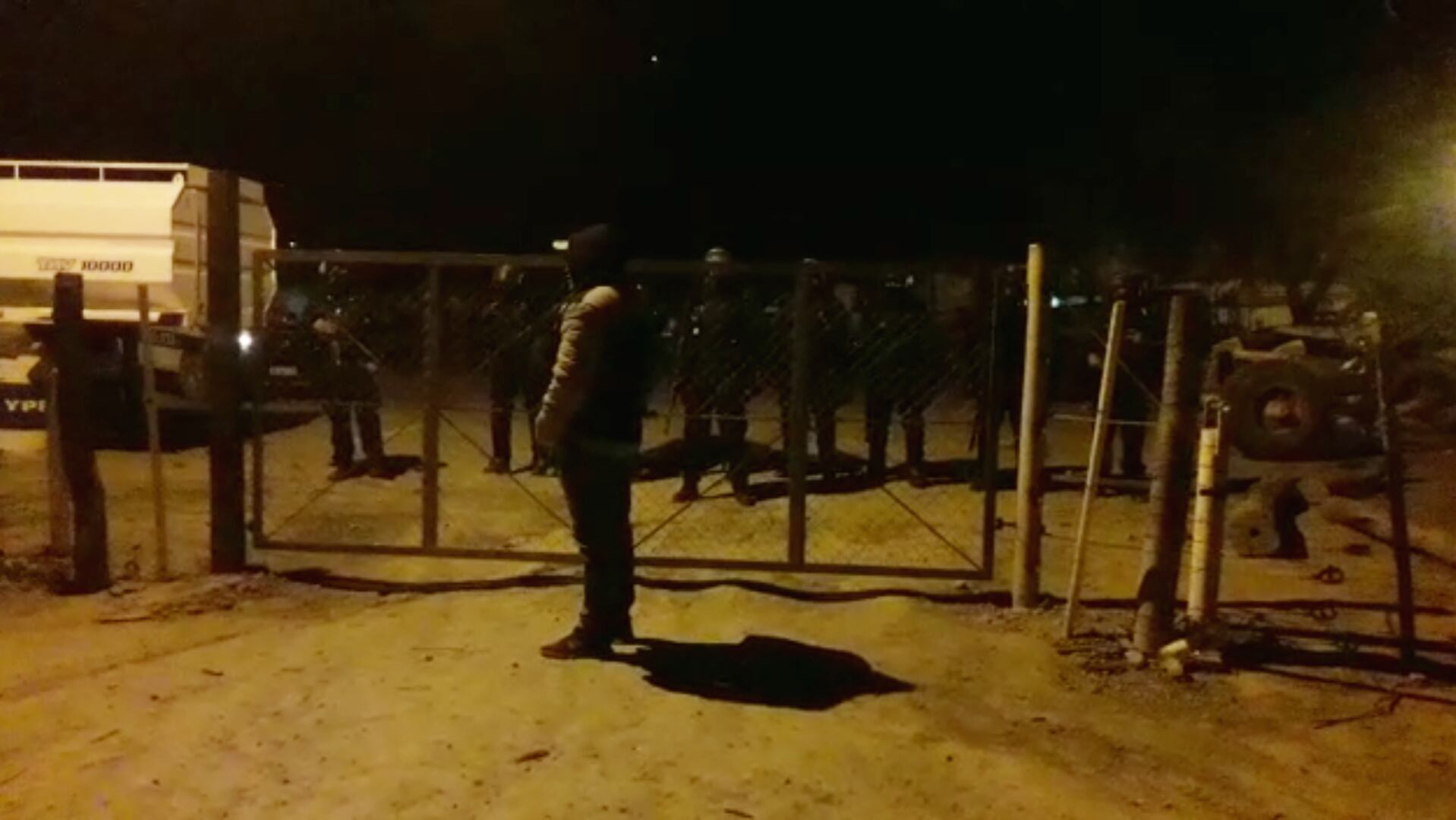 La policía espera afuera minutos antes del operativo de desalojo