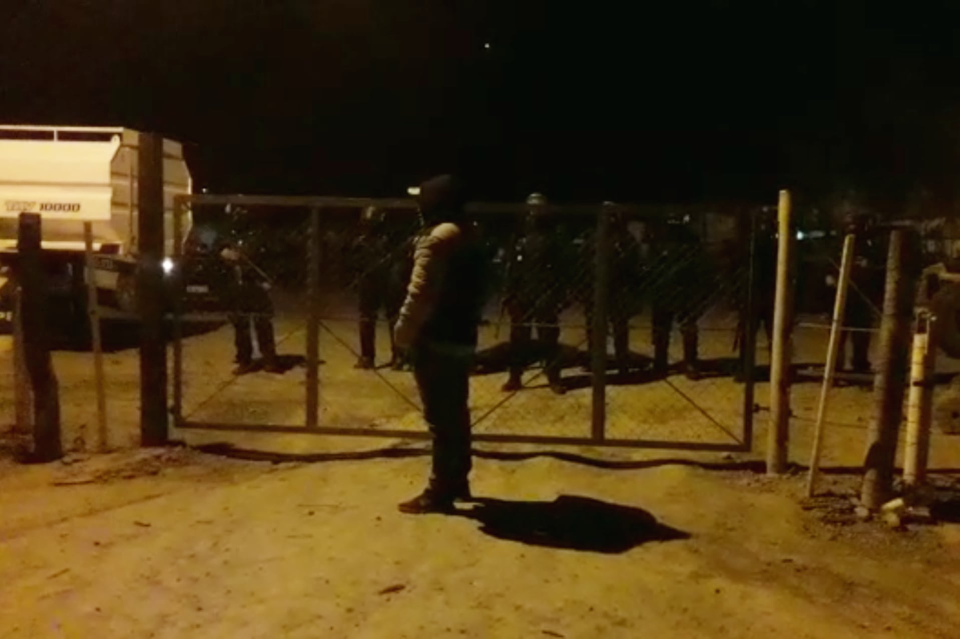 La policía espera afuera minutos antes del operativo de desalojo