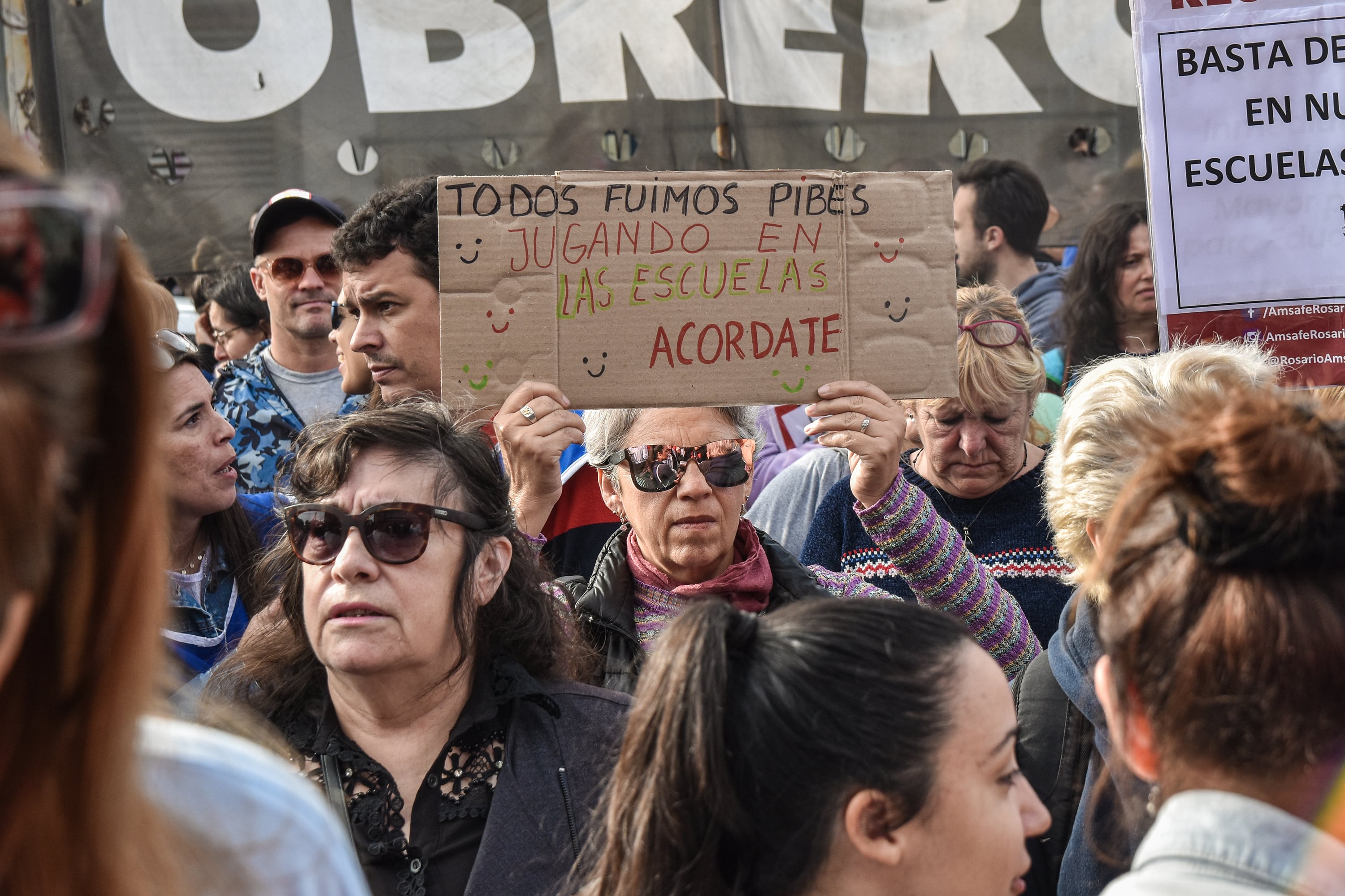Dos personas en moto dispararon contra una escuela a la salida del turno tarde.