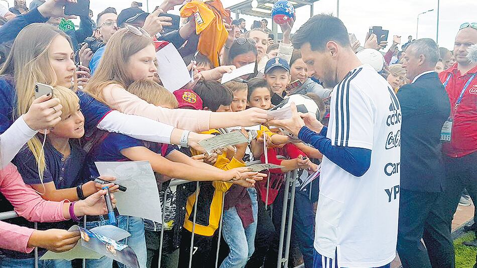 Lio firmó todo lo que le alcanzaron.