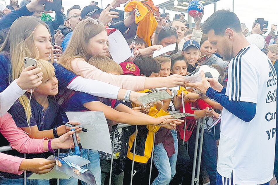 Lio firmó todo lo que le alcanzaron.