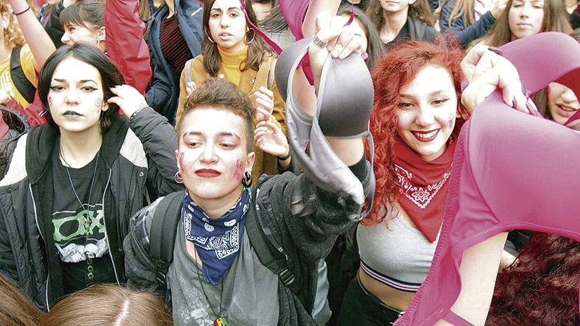 Estudiantes italianas muestran sus corpiños durante una protesta en Milán.