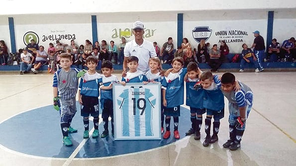 Matías Zaracho posa junto a los chicos del Estrella del Sud.