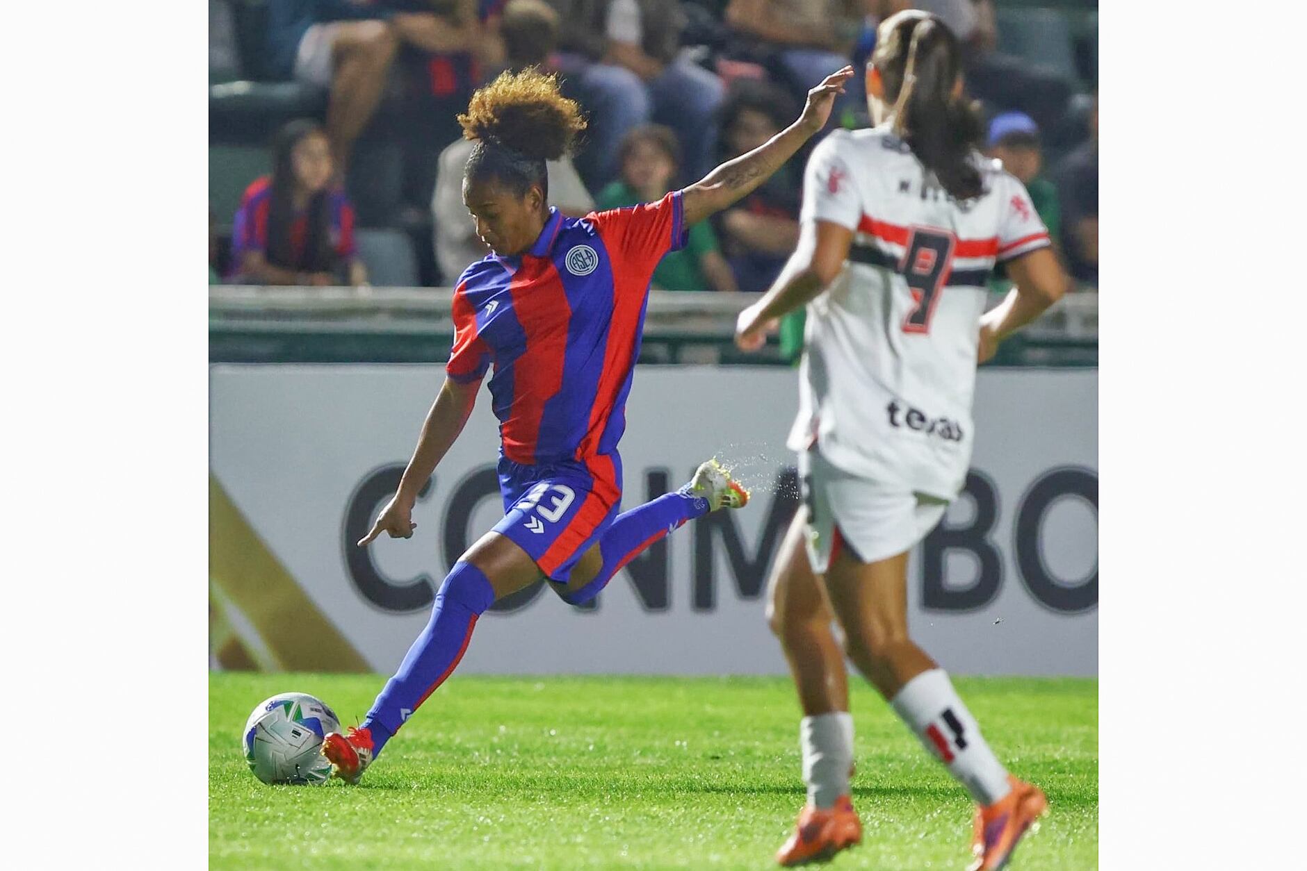 La jugadora de San Lorenzo a punto de lanzar el centro