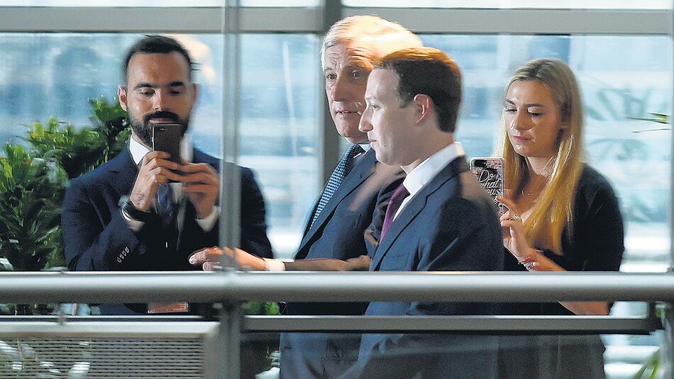 Zuckerberg al entrar al Europarlamento, donde pidió disculpas por “no hacer lo suficiente.”