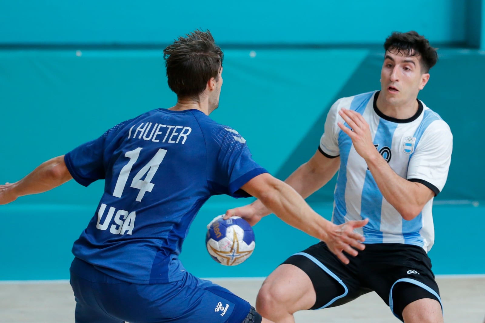 Pedro Martínez Cami intenta la finta ante un defensor estadounidense