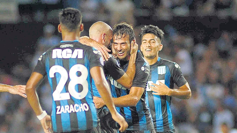 El abrazo de Cvitanich con Licha López, luego que éste anotara el primero de Racing.