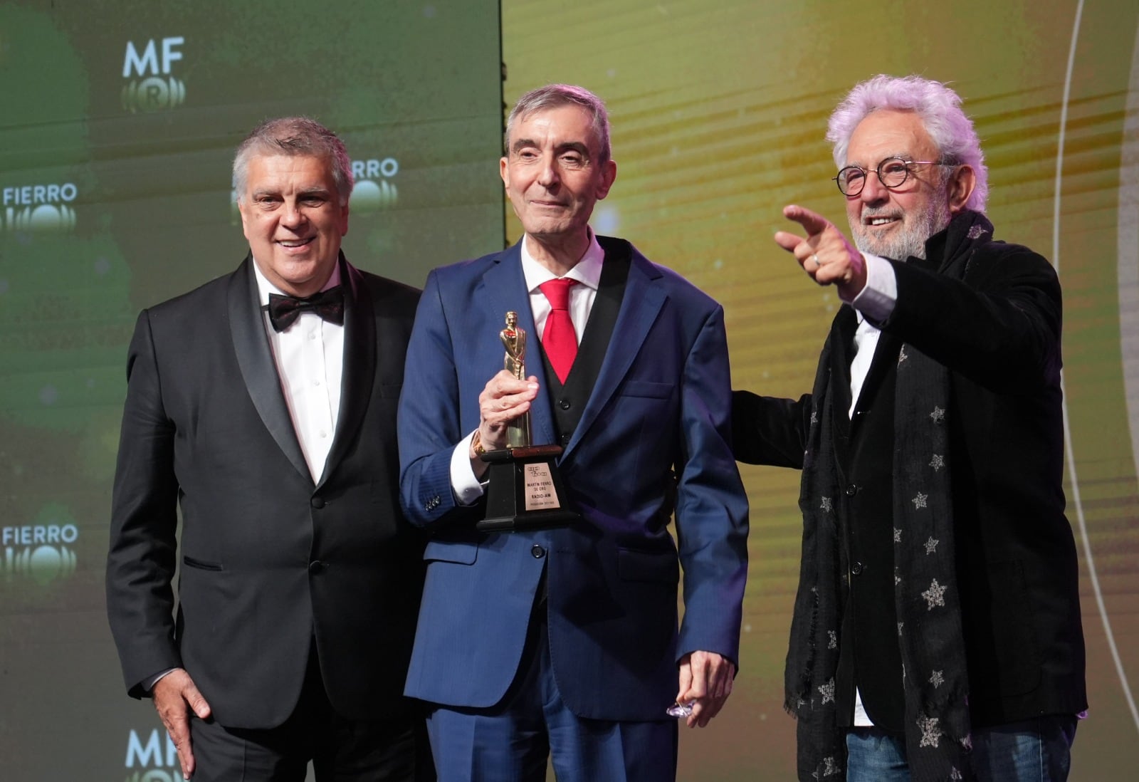 Nelson Castro con el Martín Fierro de Oro, junto a Luis Ventura y Lalo Mir