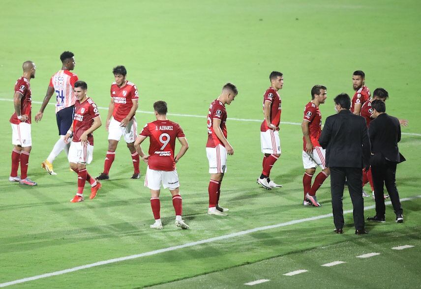 El partido de River en Colombia estuvo detenido algunos minutos.