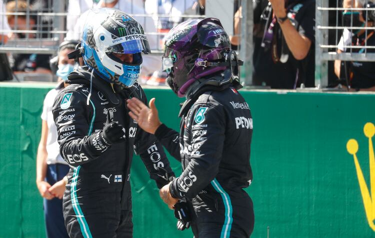 Los pilotos de Mercedes se saludan después de la clasificación.