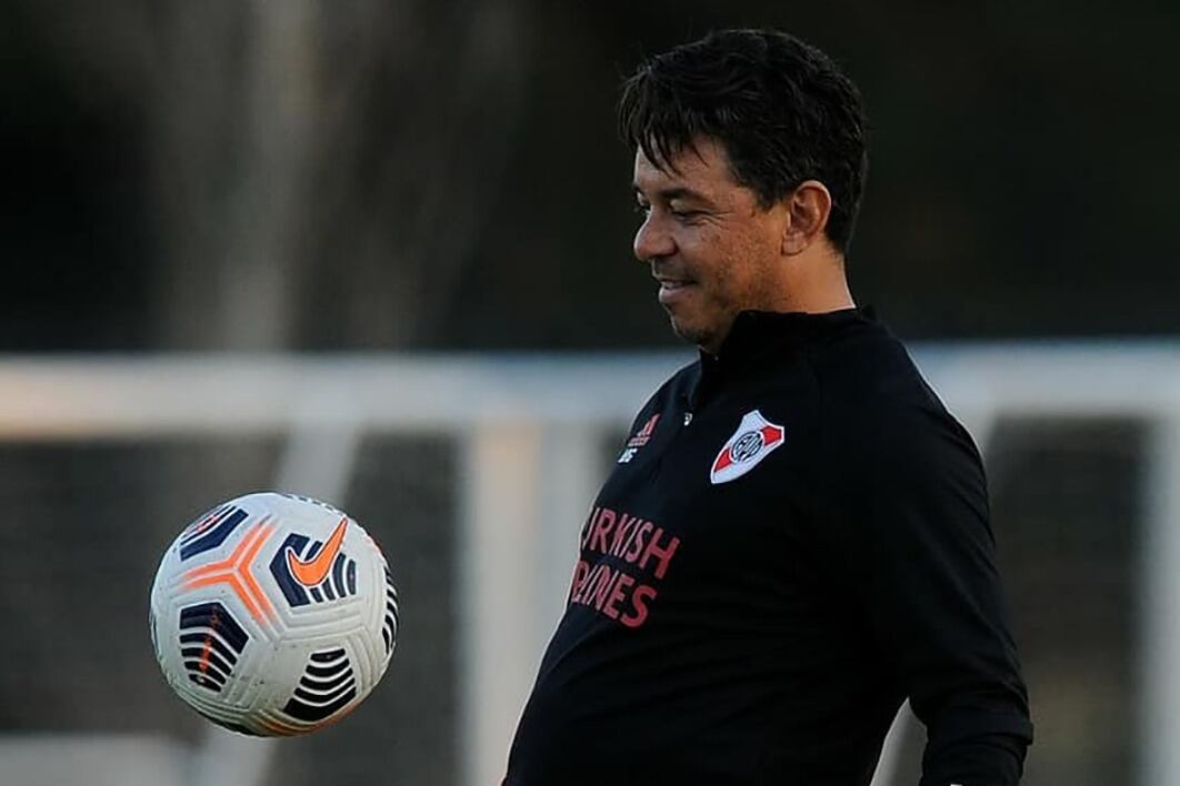 Un momento de distensión para Gallardo durante la práctica millonaria