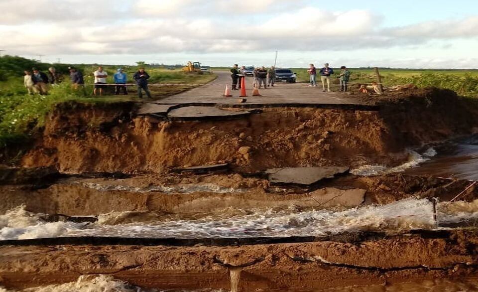 Así quedó la Ruta 1 de Santa Fe tras el desmoronamiento que causó la inundación.