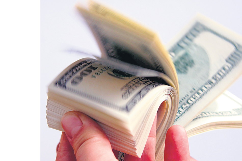 Gastos en el exterior, pagos de dividendos e intereses crecientes.