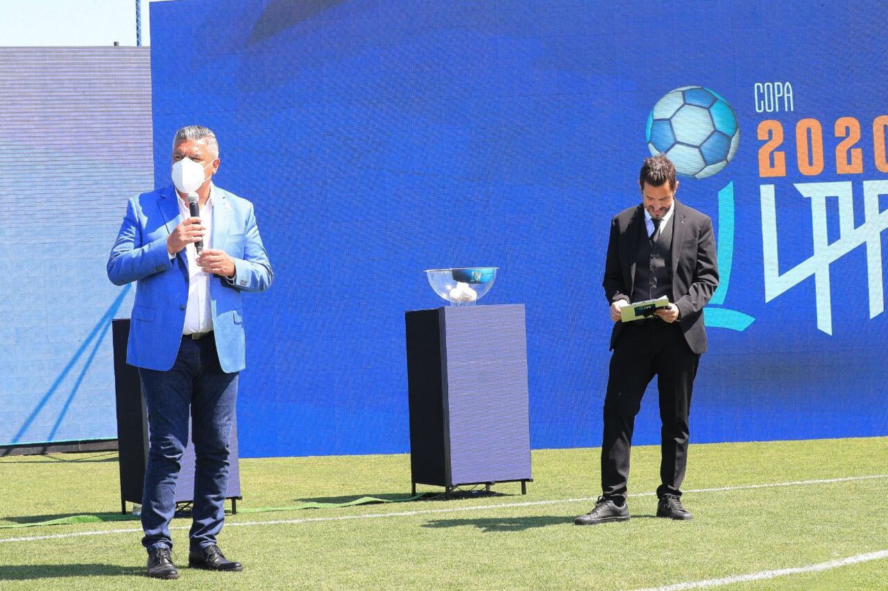 Claudio "Chiqui" Tapia, durante el sorteo de la primera fase de la LPF.