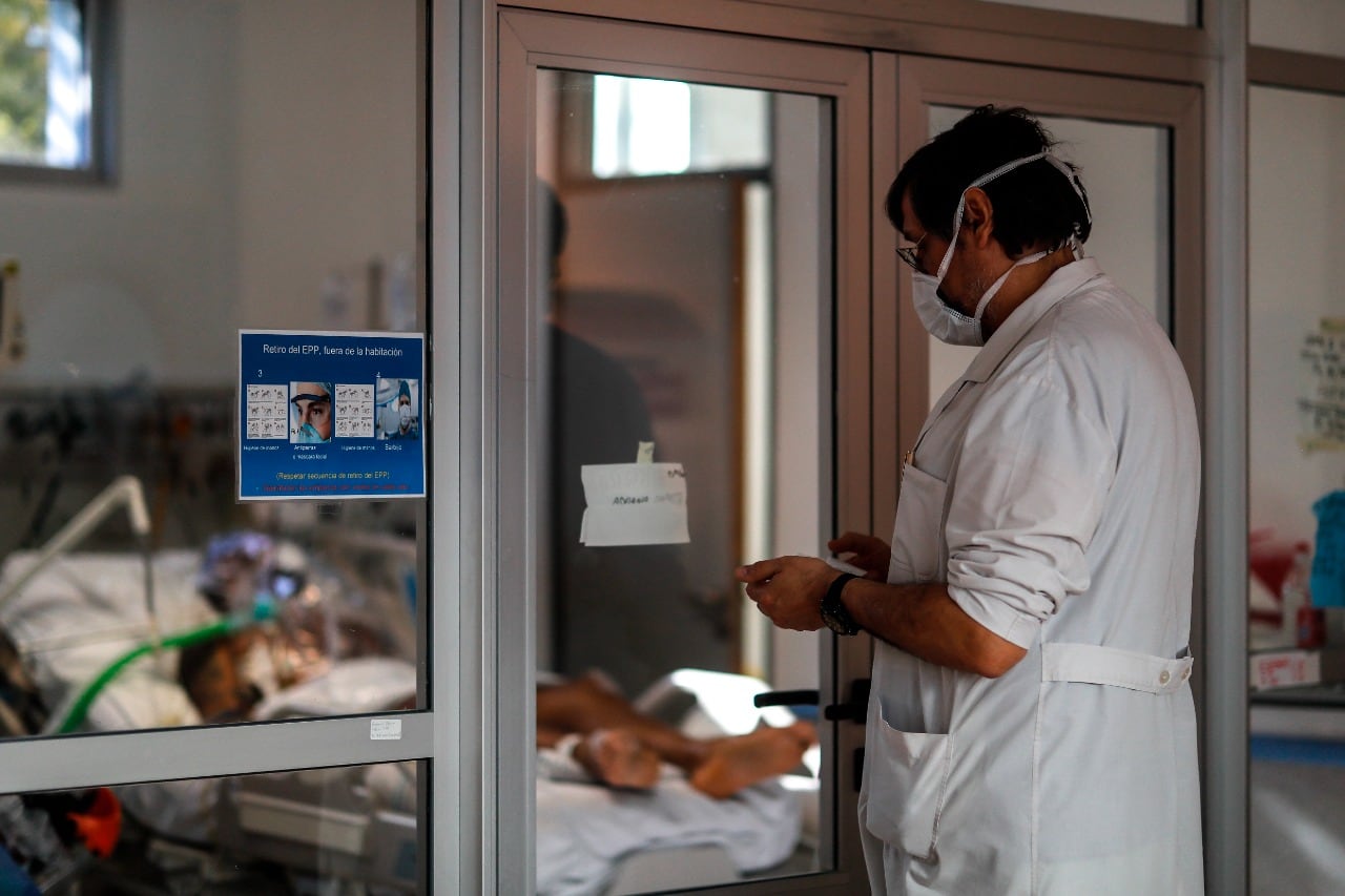 En la Ciudad de Buenos Aires se investigan dos posibles casos de covid-19 provocados por la variante Delta del coronavirus.