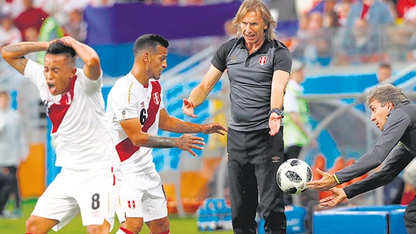 El Tigre Gareca con Cueva, que falló su penal con un remate a la nubes, y Trauco, que pide la pelota.