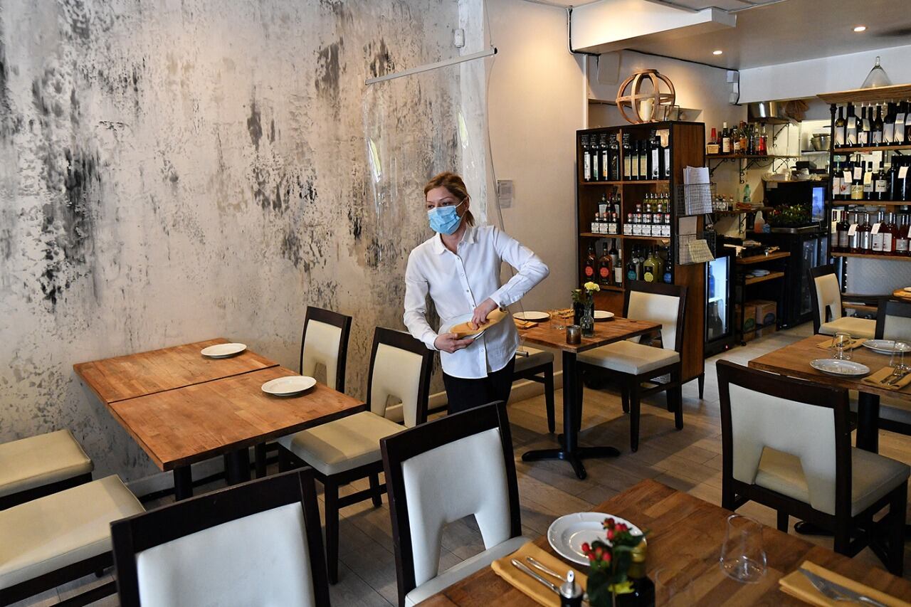 Las imágenes de Inglaterra tras el levantamiento de las restricciones por la covid dista mucho de la del pretendido retorno a la normalidad.