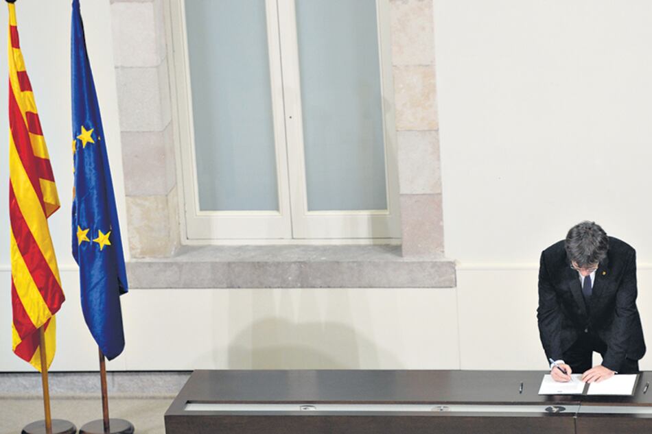 Carles Puigdemont manifestó ayer en el Parlamento catalán que busca “desescalar la tensión” con el gobierno central.