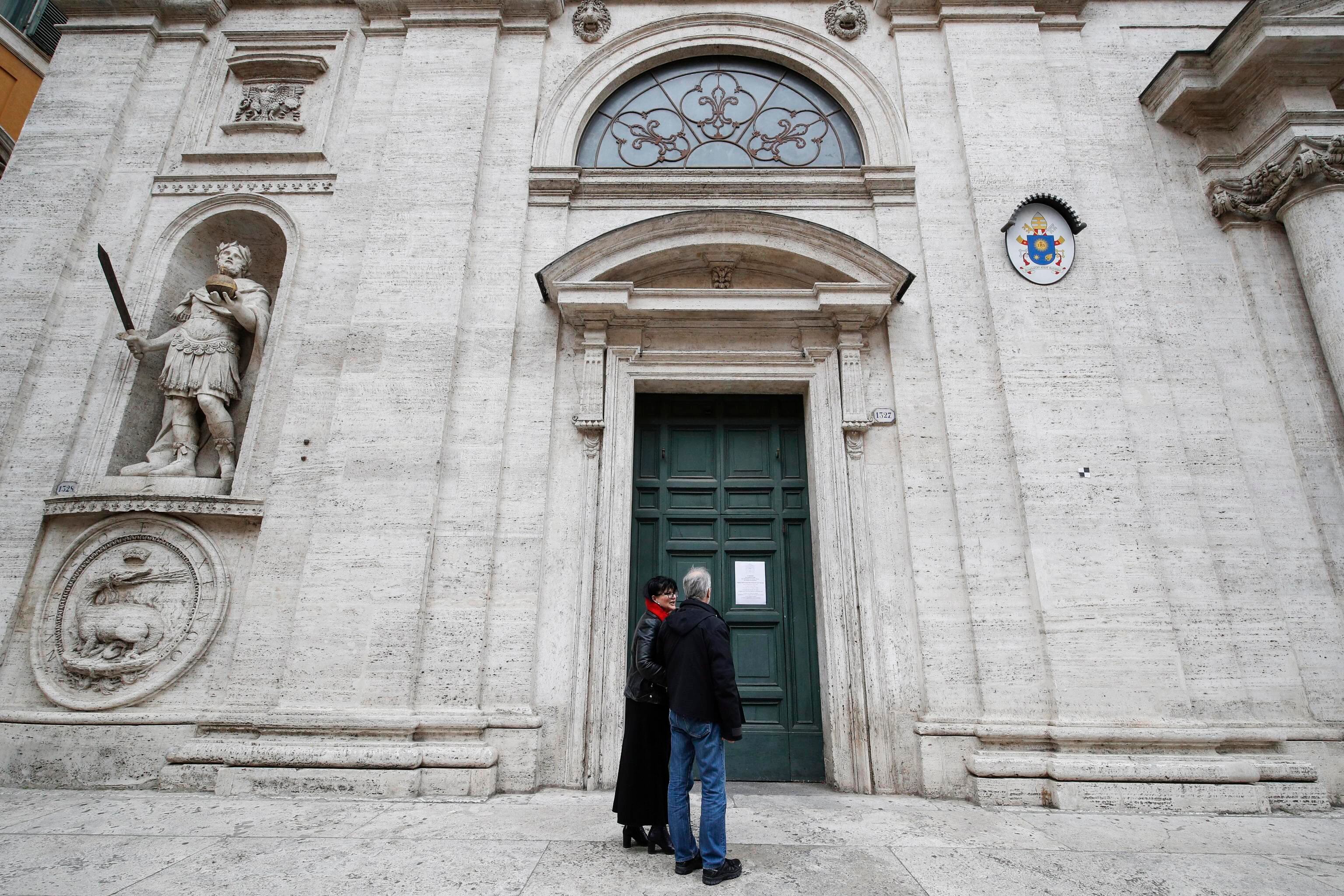 La Iglesia San Luis de los Franceses, en Roma, a puertas cerradas.