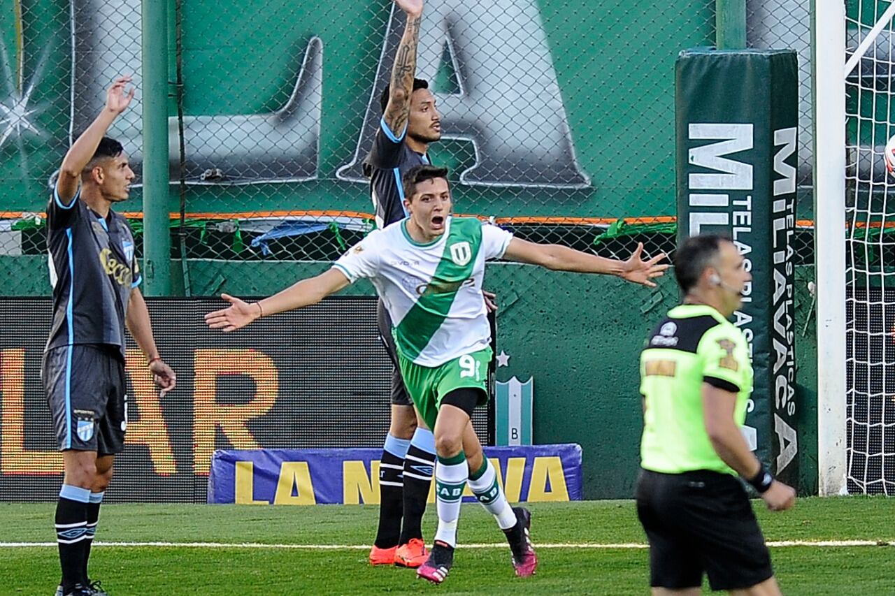 Juan Manuel Cruz hizo un doblete en el primer tiempo para el triunfo de Banfield