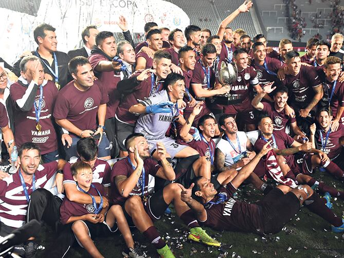 El plantel de Lanús en pleno festejo tras recibir la Supercopa Argentina.