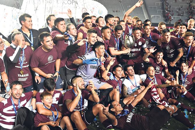 El plantel de Lanús en pleno festejo tras recibir la Supercopa Argentina.