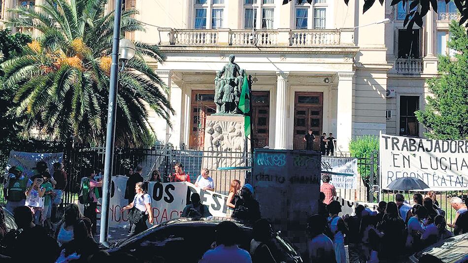 Los trabajadores se movilizaron ayer por las calles del centro de La Plata.