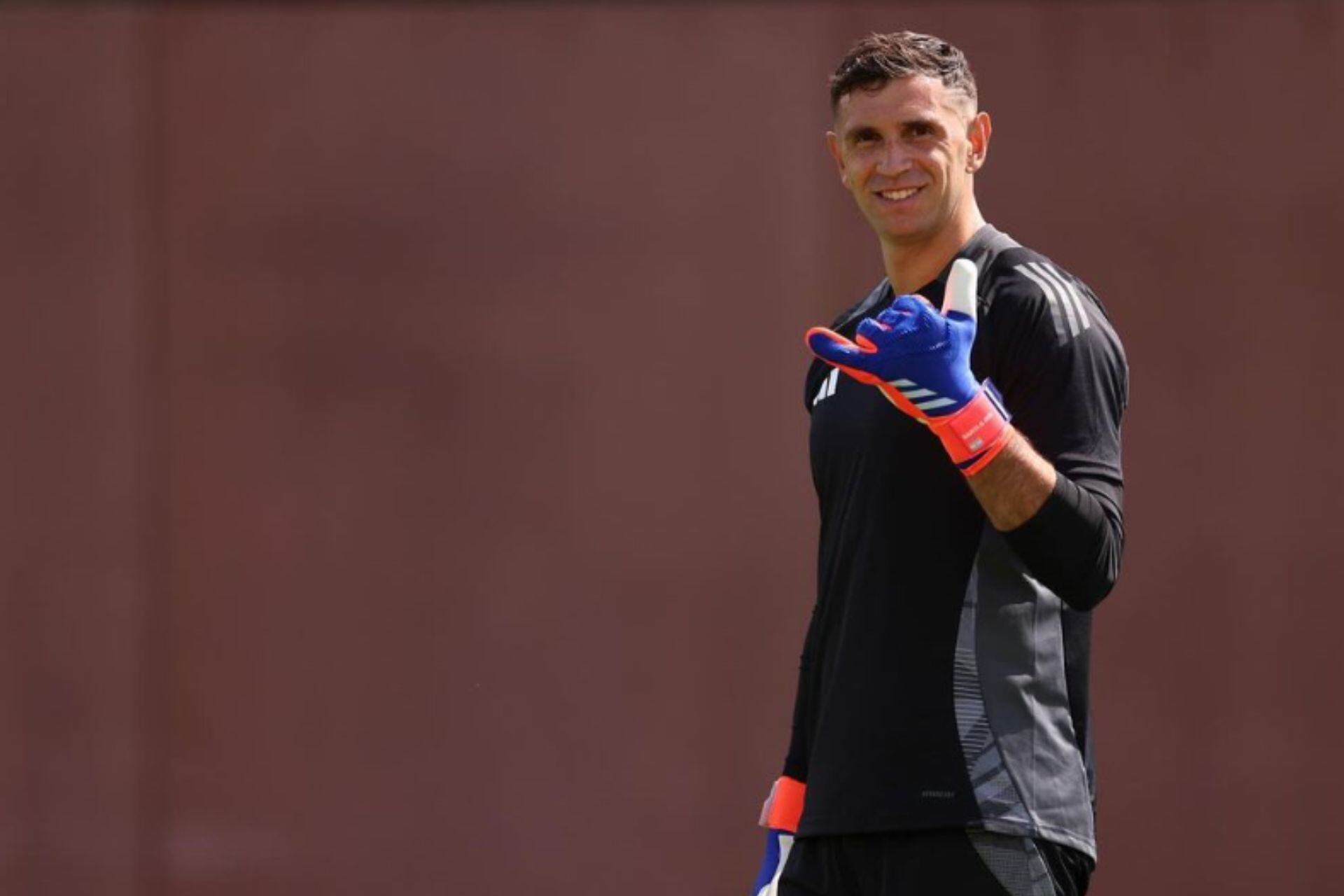 El Dibu Martínez renovó su contrato con Aston Villa