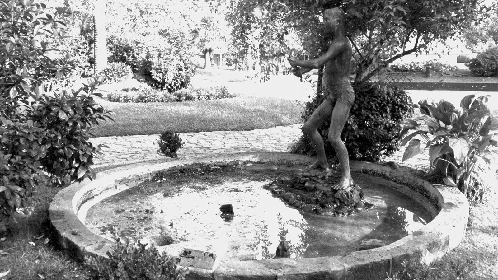 Foto del arquitecto Carlos Montenegro del emplazamiento original de la obra de Lucio Fontana “Niño pescador” en Concordia.