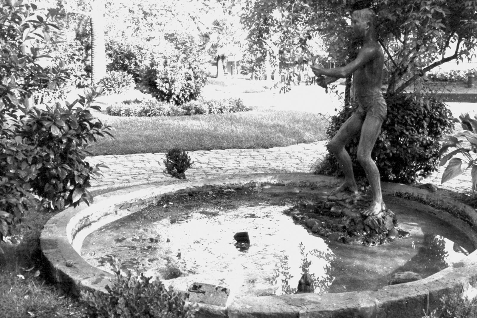 Foto del arquitecto Carlos Montenegro del emplazamiento original de la obra de Lucio Fontana “Niño pescador” en Concordia.
