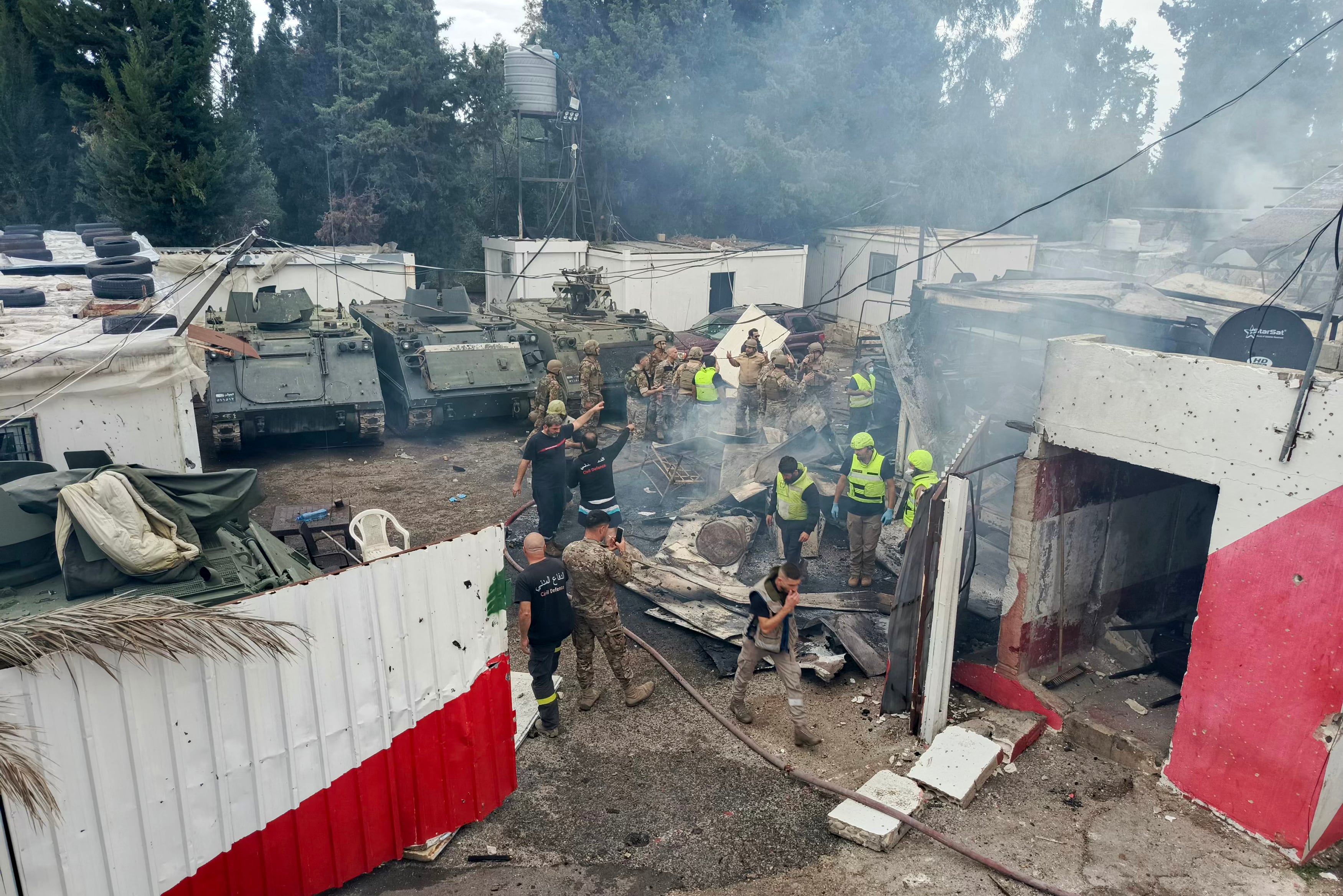 Soldados y rescatistas libaneses observan el daño causado por el  bombardeo israelí.
