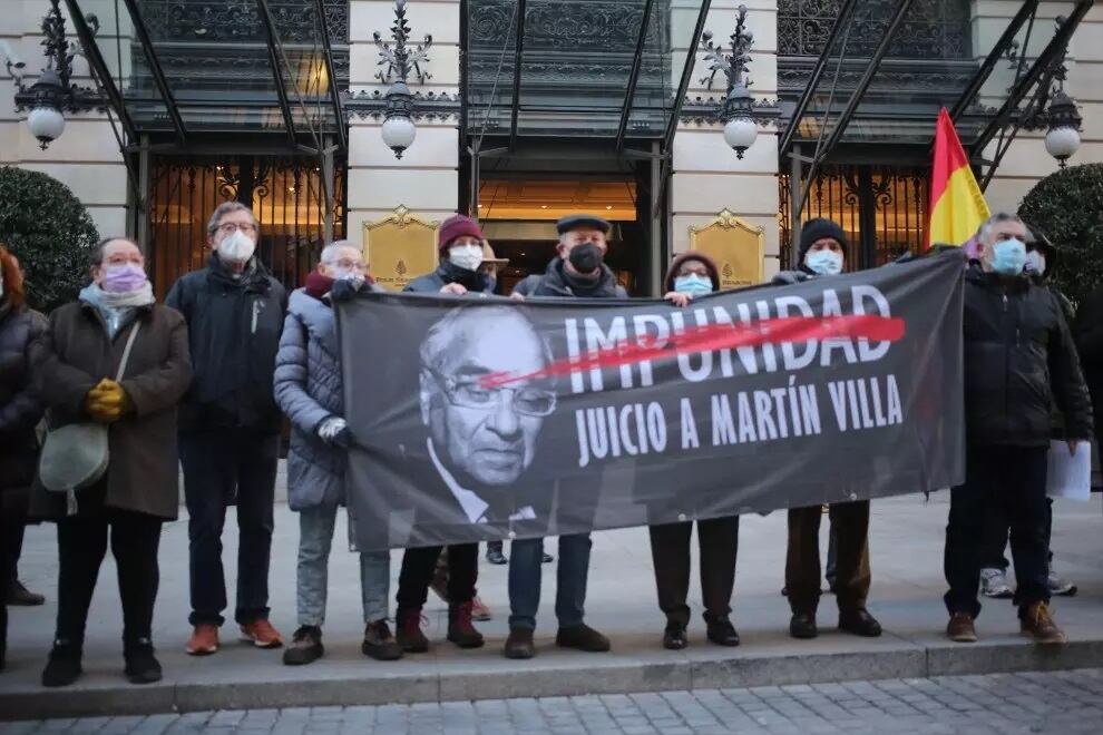 Concentración en contra del exministro del Interior Rodolfo Martín Villa en Madrid