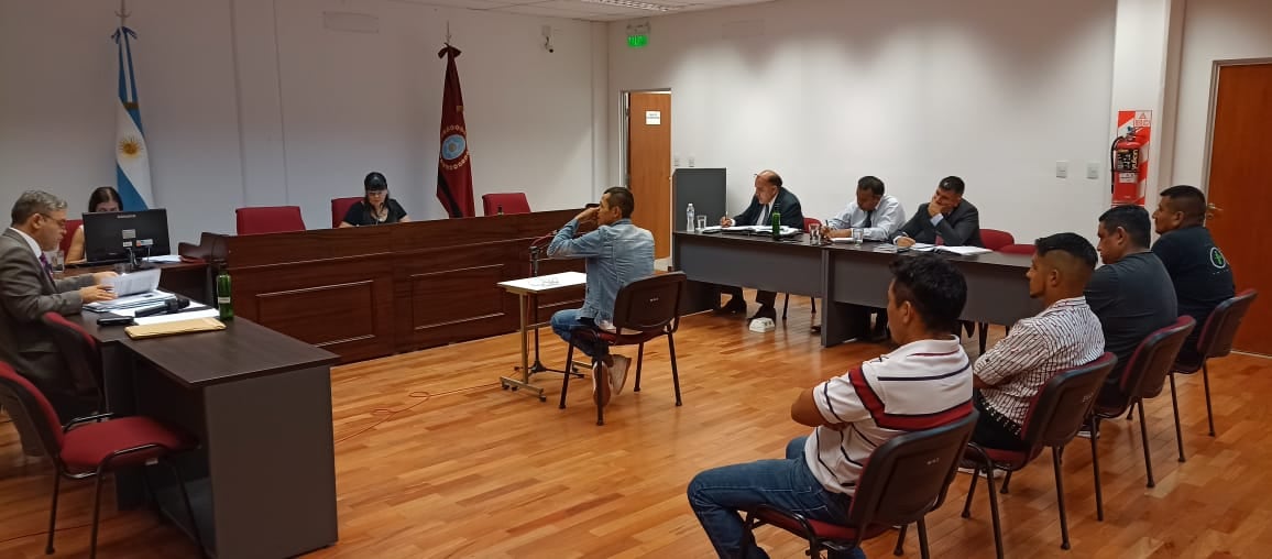 Adrián Mercado, cuando declaró. Detrás, los policías llevados a juicio.