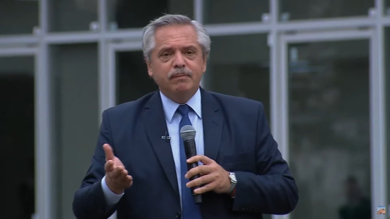 "Los violentos tiran piedras, nosotros tiramos obras. Los violentos tiran piedras, nosotros vacunamos. Los violentos tiran piedras, nosotros tiramos amor", dijo el Presidente sobre las agresiones que recibió en Chubut.