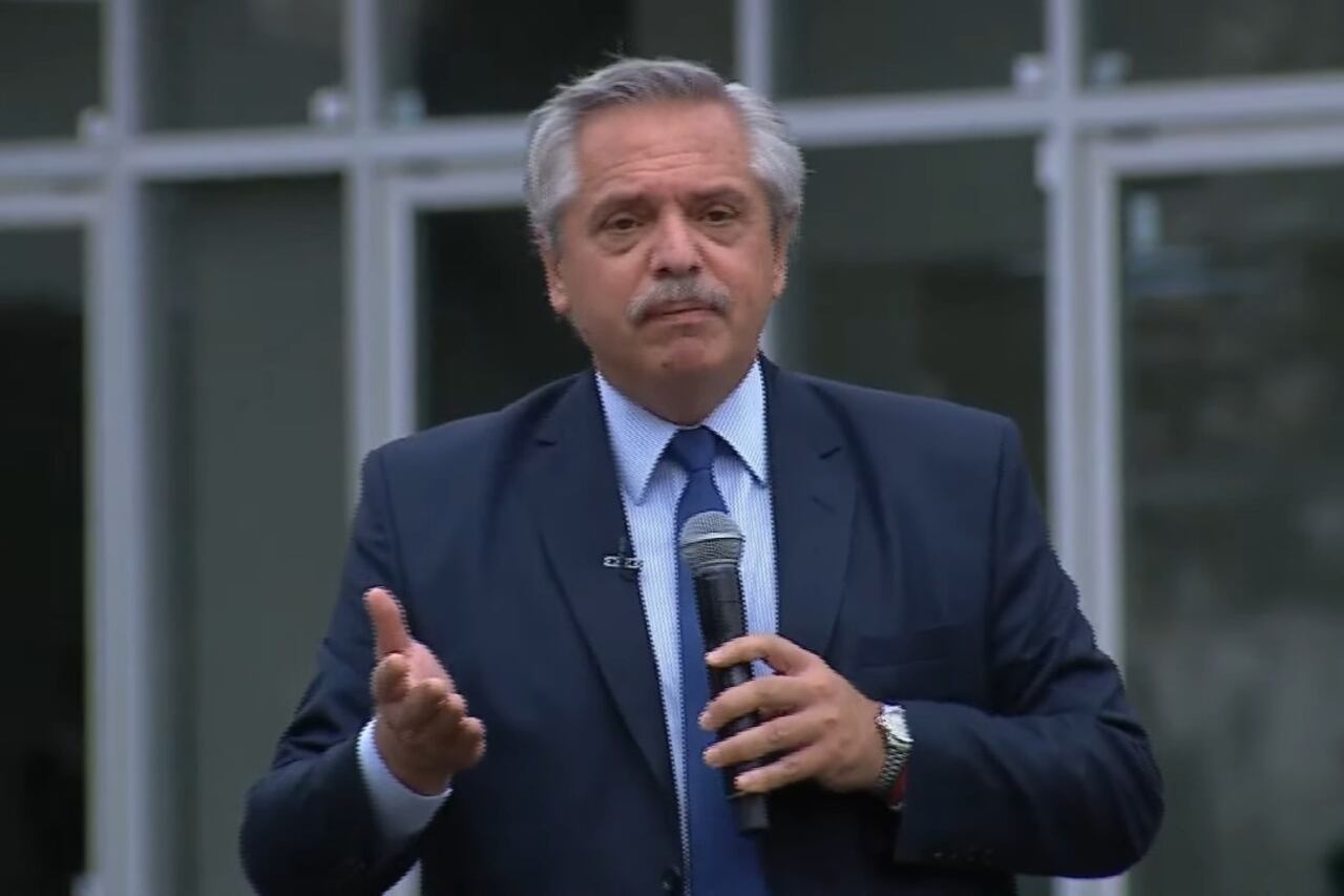 "Los violentos tiran piedras, nosotros tiramos obras. Los violentos tiran piedras, nosotros vacunamos. Los violentos tiran piedras, nosotros tiramos amor", dijo el Presidente sobre las agresiones que recibió en Chubut.