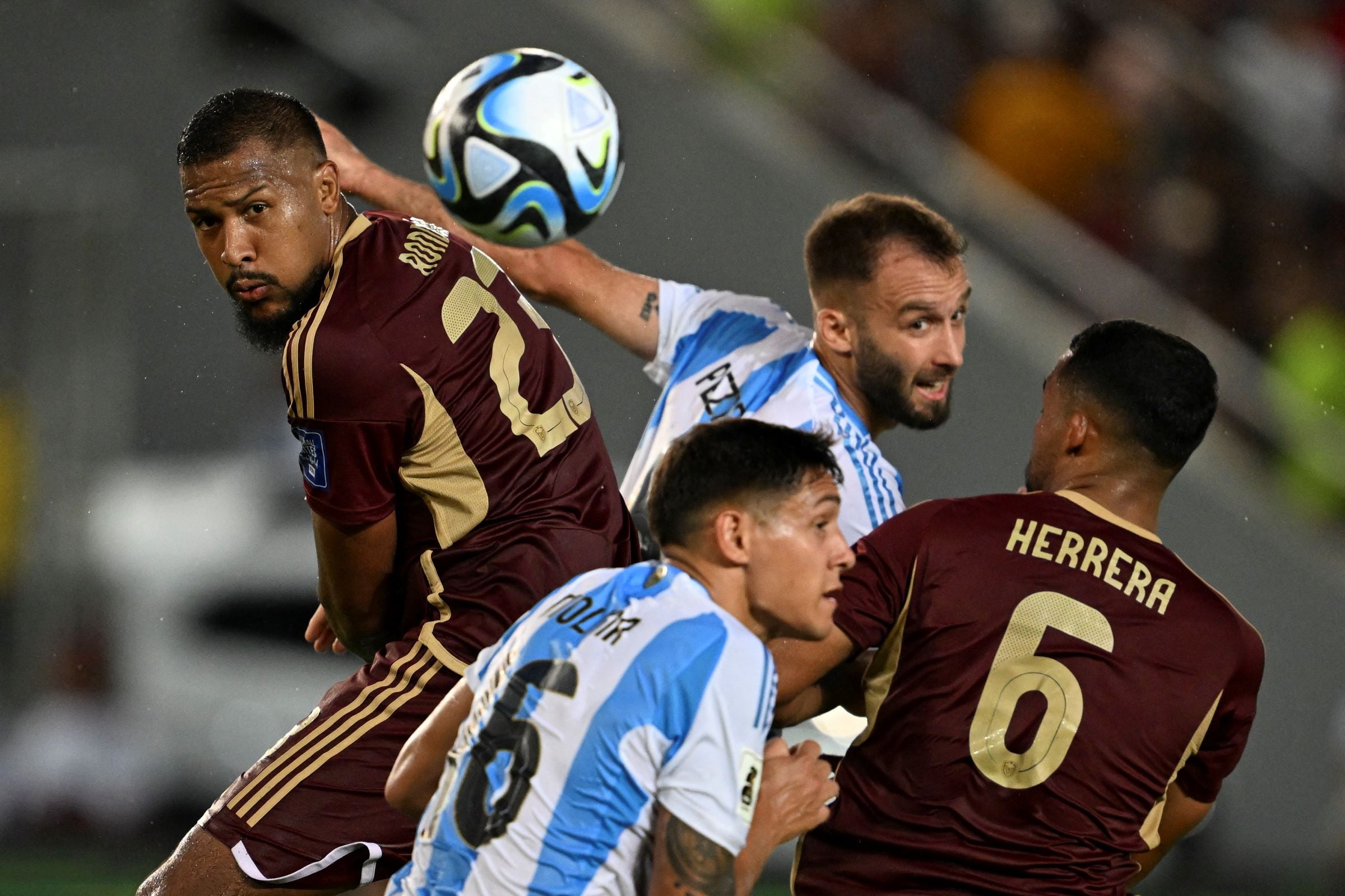 Potente frentazo de Salomón Rondón para empatar el trámite