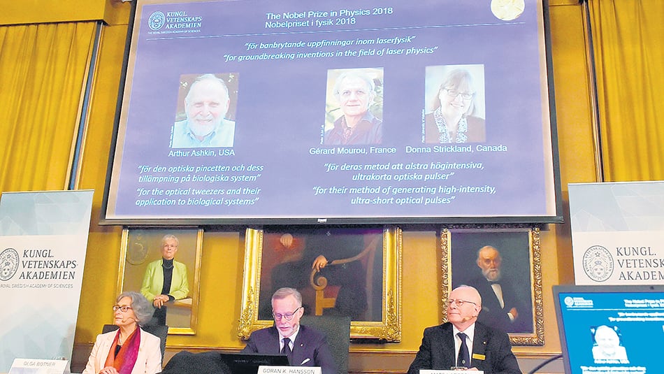 La presentación de los premiados: Donna Strickland, Arthur Ashkin y Gérard Mourou.