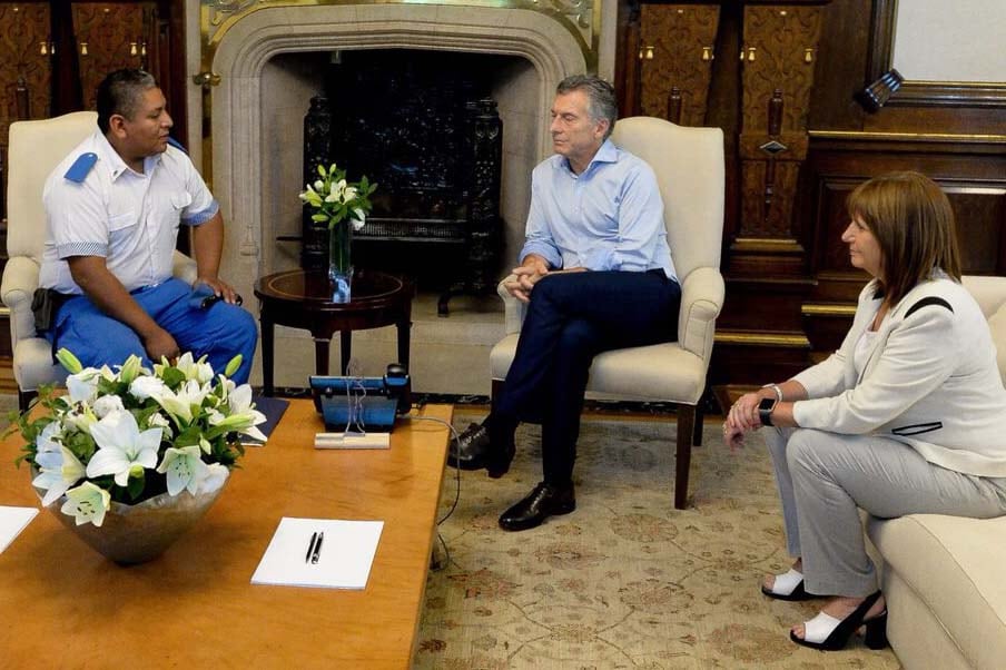 El policía Luis Cochobar junto a Mauricio Macri y Patricia Bullrich.