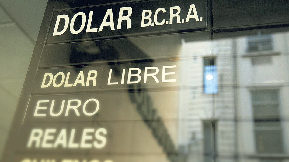 El dólar se llegó a ofrecer en algunos bancos a 20,65 pesos a mitad de la jornada.