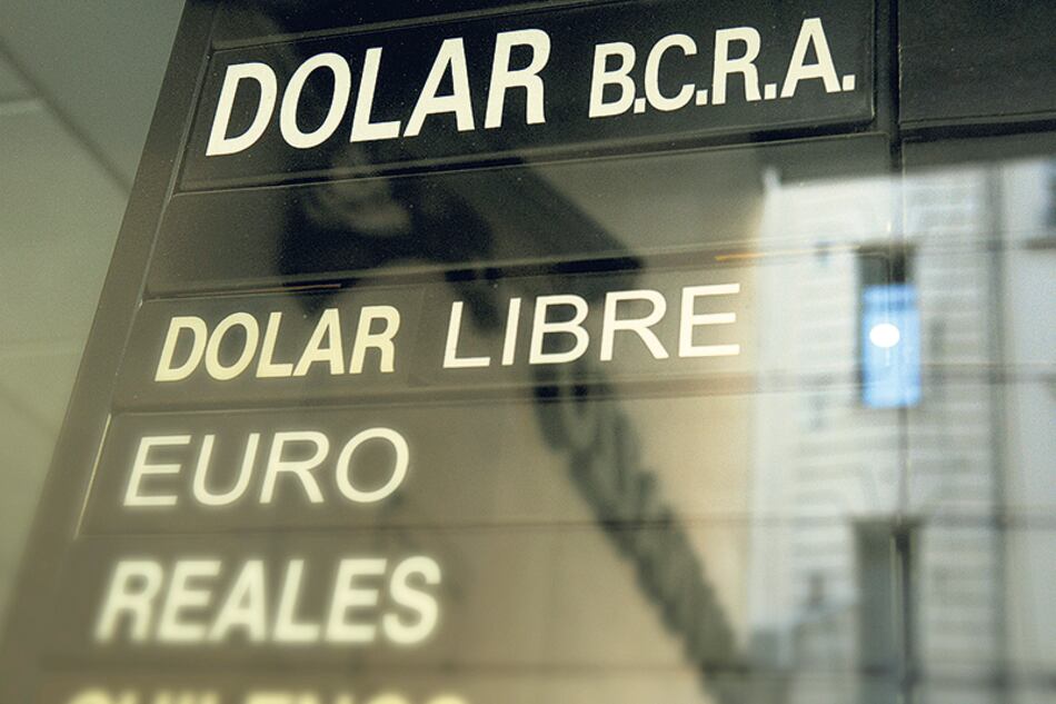 El dólar se llegó a ofrecer en algunos bancos a 20,65 pesos a mitad de la jornada.