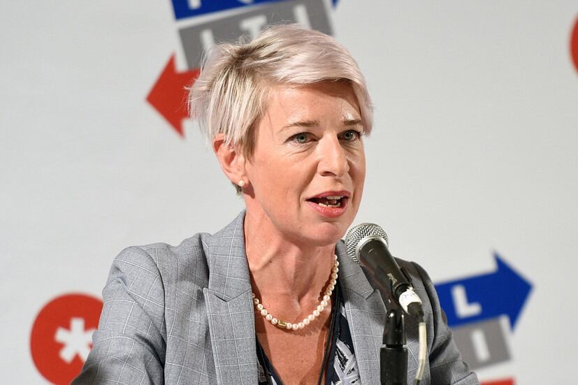 La periodista amenazó en un video con atender al personal del hotel desnuda y sin barbijo.