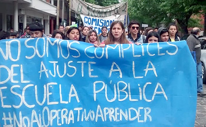 Los gremios docentes denuncian que los pretenden tomar como ejecutores del ajuste a la educación pública.