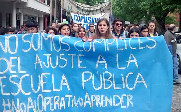 Los gremios docentes denuncian que los pretenden tomar como ejecutores del ajuste a la educación pública.